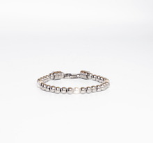 Carica l'immagine nel visualizzatore di Gallery, Bracciale con perle di acqua dolce e sfere in acciaio .
